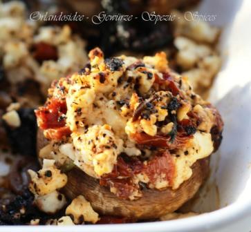 Gefüllte Champignon mit Schafskäse, getrockneten Tomaten, Oliven und Isot Biber - Orlandosidee Rezepte